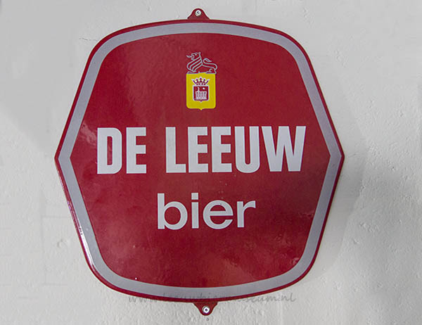 Rood emaille Leeuw bier bord